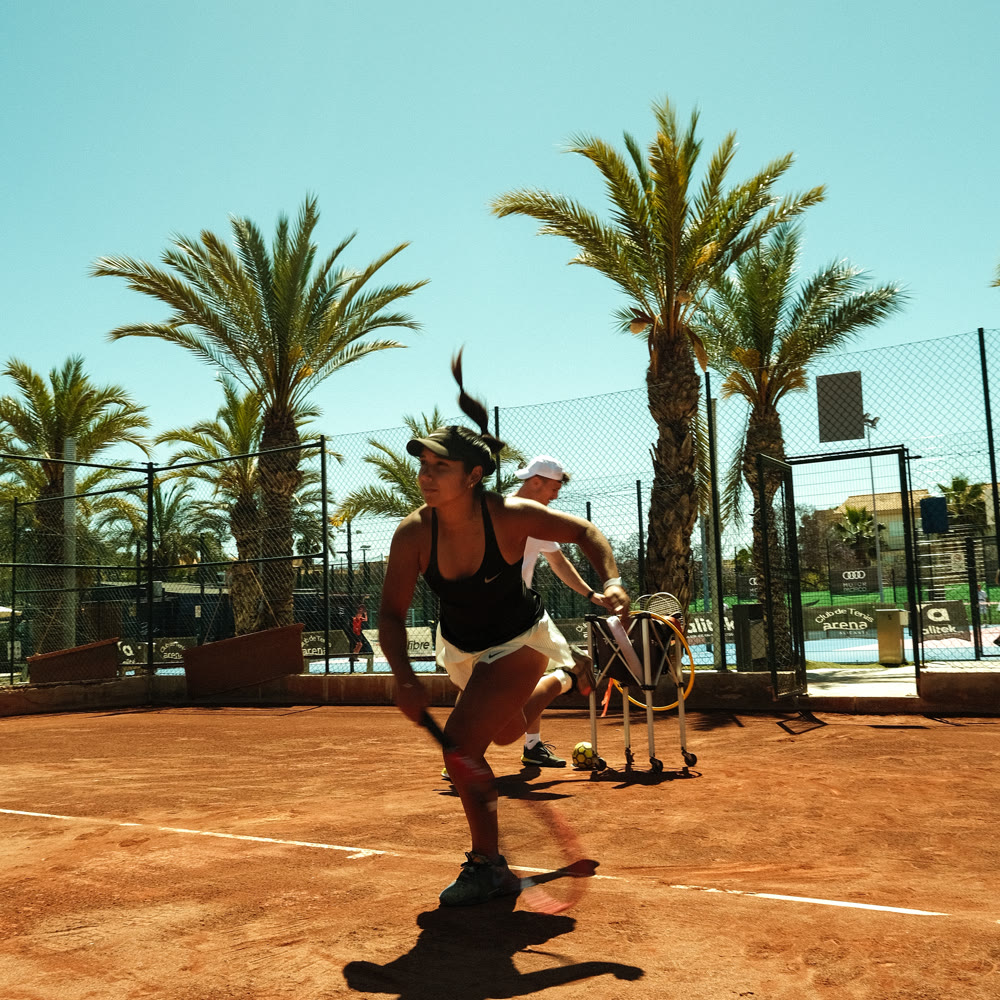Jugadora de ATC en pista de tierra batida